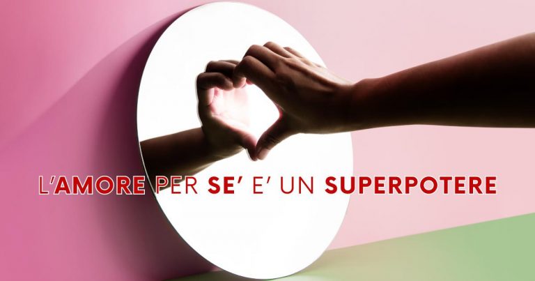 Silhouette di una mano che forma un cuore contro uno sfondo bicolor rosa e bianco con il testo 'L'amore per sé è un superpotere