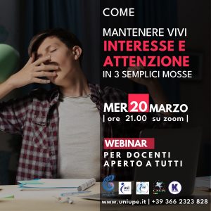 Immagine promozionale per un webinar intitolato 'Come mantenere vivi interesse e attenzione in 3 semplici mosse', previsto per il 20 marzo alle ore 21.00 su Zoom. Nell'immagine è presente un ragazzo che sbadiglia coprendosi la bocca con la mano, davanti a un laptop con alcuni oggetti da ufficio sul tavolo. In basso sono visibili i loghi degli organizzatori e le informazioni di contatto.