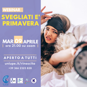 Immagine promozionale con una giovane donna a letto che, con espressione frustrata, spegne la sveglia. Indossa una mascherina da notte sollevata sulla fronte. Testo in sovraimpressione: "WEBINAR SVEGLIATI È PRIMAVERA - MAR 09 APRILE | ore 21.00 su zoom - APERTO A TUTTI - uniupe.it/rinascita +39 366 2323 828" con loghi di sponsorizzazione in basso.