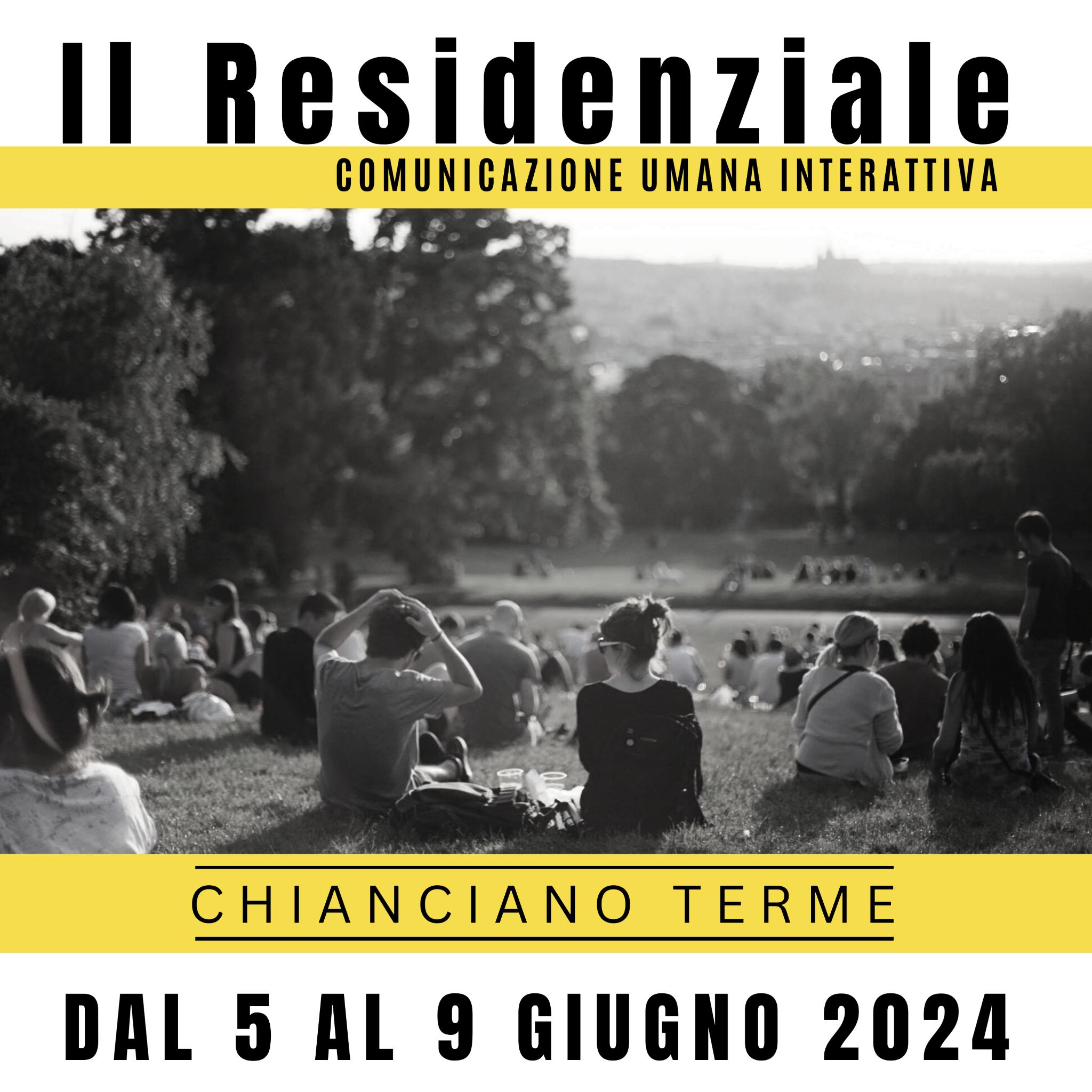 Gruppo di persone sedute su un prato al tramonto durante il Corso Residenziale di Comunicazione Umana Interattiva a Chianciano Terme, con dettagli dell'evento dal 5 al 9 giugno 2024 in sovrimpressione.