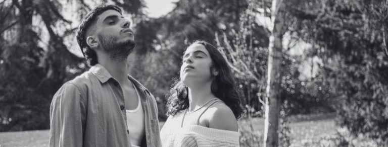 due persone che respirano profondamente all’aperto, concetto di respirazione consapevole e benessere