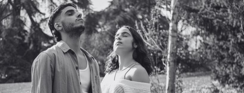 due persone che respirano profondamente all’aperto, concetto di respirazione consapevole e benessere